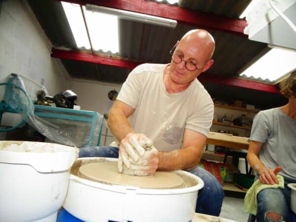 Le talentueux Angelino Speciale dans son atelier de poterie, Arts Magnoac.