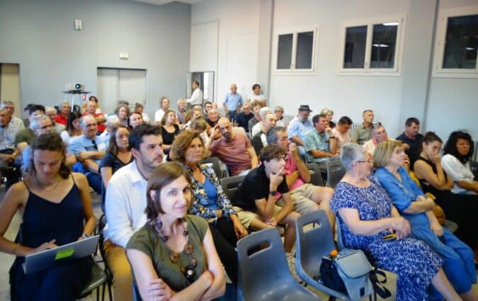 Une salle comble pour assister à la soirée ciné-débat à Saman, en lien avec le projet Coterra de l'INRAE et le festival du film Terre vivante en Comminges, sur des problématiques agricoles d'avenir.