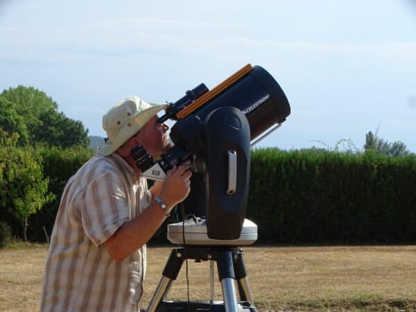 Avec le responsable du musée archéologique, l'observation des étoiles à la portée de tous à Montmaurin.