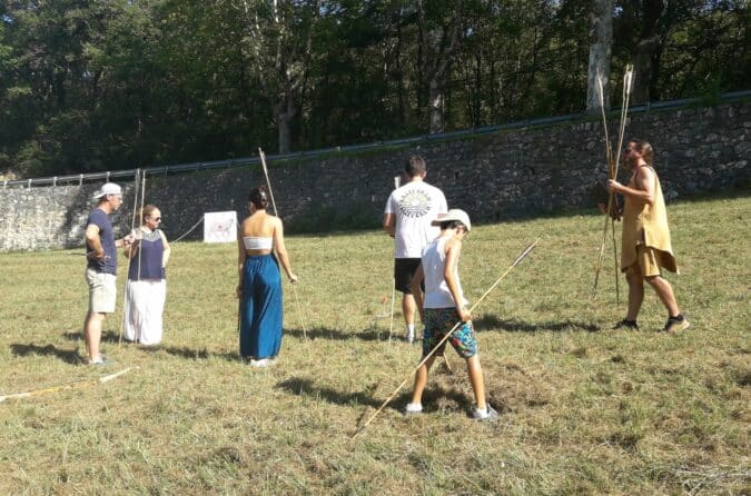 Une initiation à la chasse préhistorique avec tir à l'arc et à la sagaie pendant le Festival 31 Notes d'été à Aurignac.