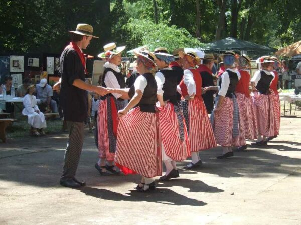 Danses traditionnelles gasconnes et cours d'occitan, les nouveaux cours proposés à Monléon par l'association Le Bien Commun.