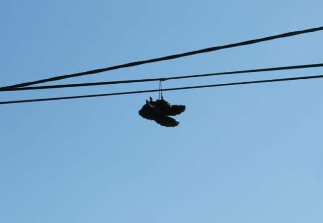 La curieuse habitude de suspendre des chaussures sur les câbles se retrouve aussi dans le Gers, les marcheurs ont immortalisé la scène !