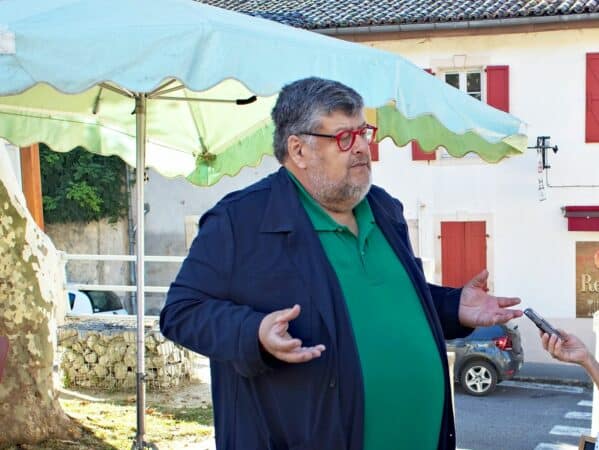 Bernard Bagnéris au micro de la Petite République.com lors de la foire agricole d'Aurignac, impactée par les restrictions sanitaires dues à la MHE.