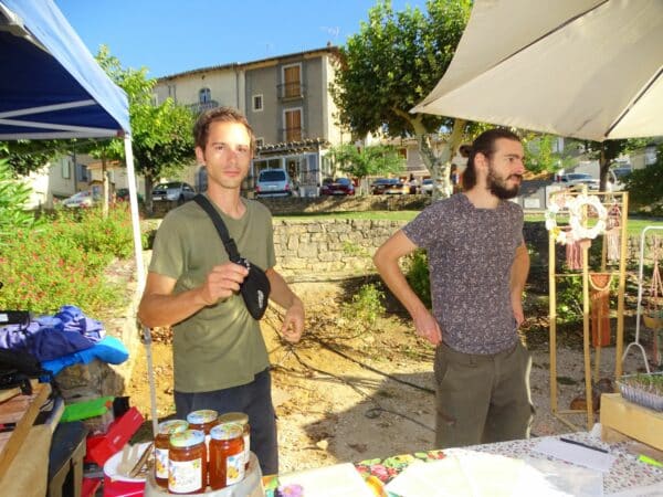 Louis et Alexandre tenaient le stand des paniers de la Glissade Moundo à la foire d'automne, en projet une boutique de producteurs bio locaux.
