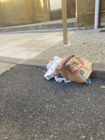 Colère de la mairie au vu de ces déchets venus de loin, jetés au centre-bourg.