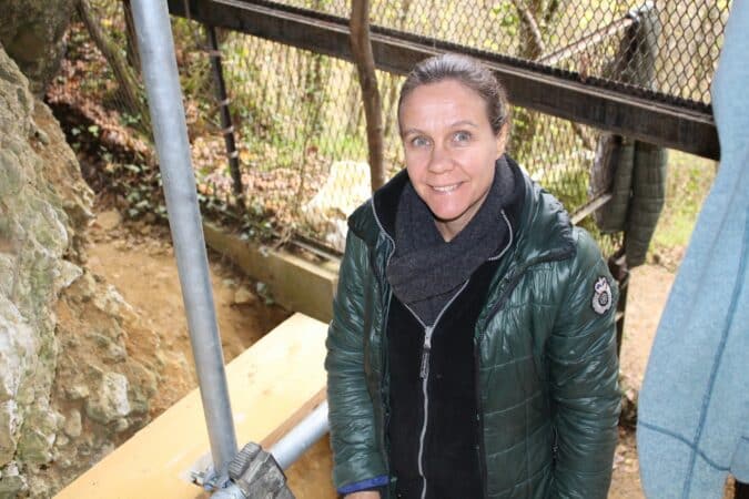 Amélie Vialet, paléoanthropologue du MNHN de Paris, sur le site de fouilles qu'elle dirige à Montmaurin.