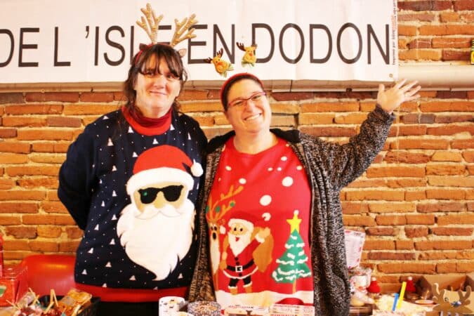 Bonne humeur et ambiance magique au marché de Noël de l'Isle en Dodon, pendant deux jours. (ici deux membres de l'APE en tenue de circonstance).
