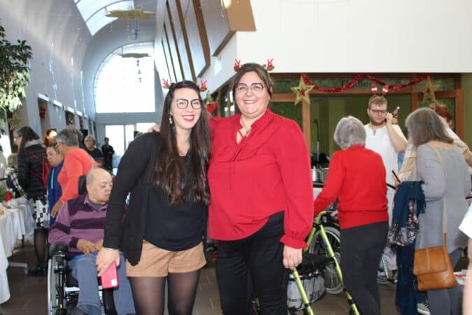 Christine et Jo les animatrices qui ont orchestré avec les résidents de l'EHPAD et l'équipe soignante, la magnifique marché de Noël du 3 décembre.