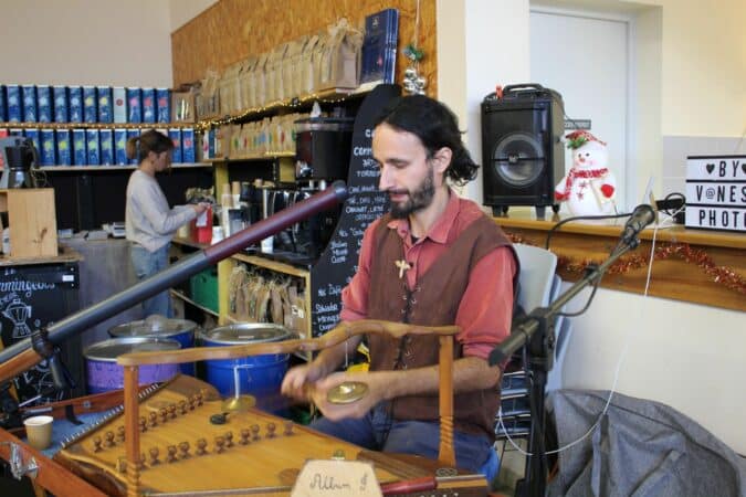 Mathieu Konig compose une musique magique sur son hammered dulcimer et autres instruments insolites. A découvrir.