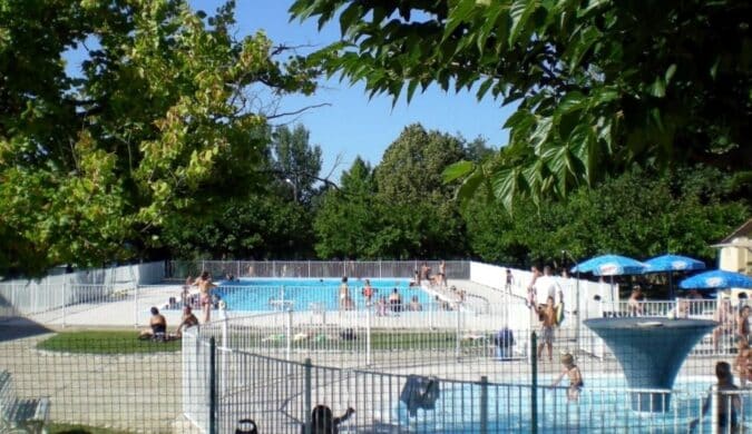 La piscine d'été jouxte celle couverte !