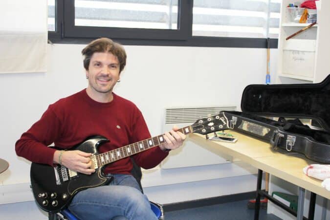 Philippe Martinez, professeur de guitare à l'ADAC, dispense ses cours le mercredi à Boulogne sur Gesse.