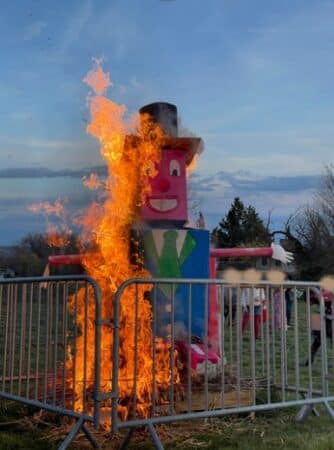 Un feu de joie pour Monsieur Carnaval à Saint-Blancard.